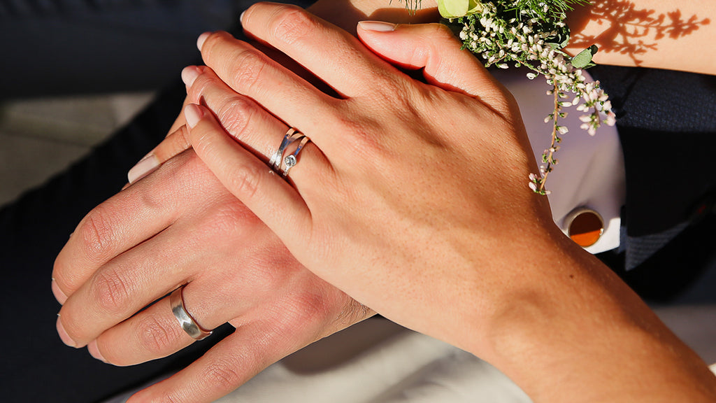 How to Wear a Wedding Ring Set the 'Right' Way